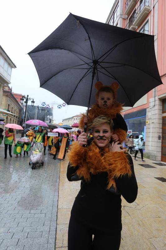 Los escolares de primaria han protagonizado un desfile desde la plaza de España hasta El Quirinal deslucido por la lluvia pero en el que se lo han pasado en grande.