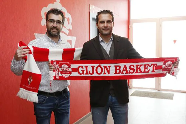 Fran Sánchez y Rubén Baraja posan en Mareo con las bufandas del Sporting y del Gijón Basket. 