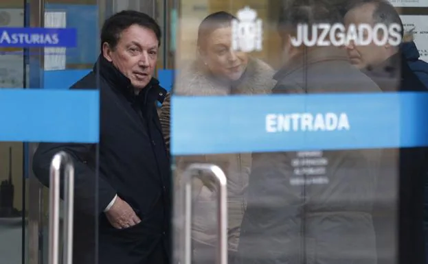 Rodolfo Cachero, en febrero de 2016, tras declarar en los Juzgados de Oviedo. 