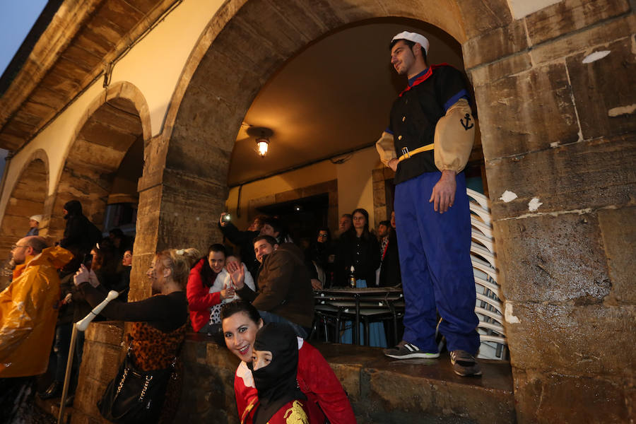 El Antroxu avilesino rinde homenaje al vecino continente del sur en un despliegue de originalidad y color en el que la carroza de 'Los Dioses de Ébano' fue la triunfadora