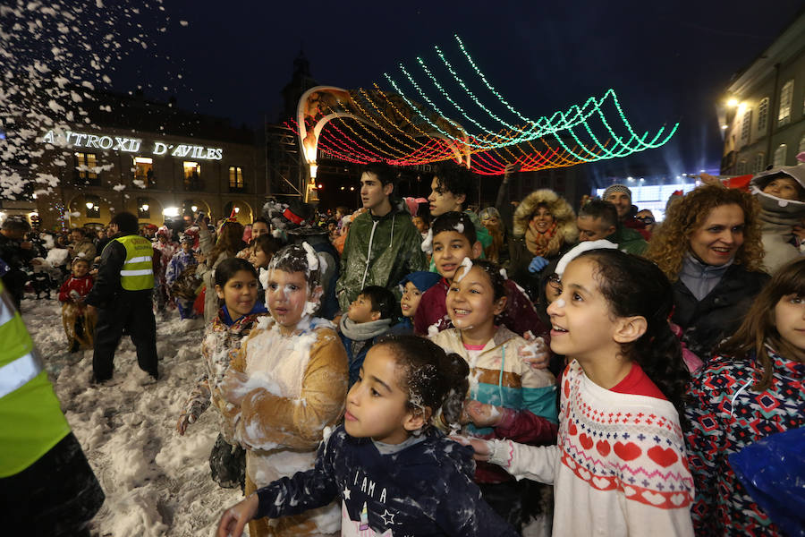 El Antroxu avilesino rinde homenaje al vecino continente del sur en un despliegue de originalidad y color en el que la carroza de 'Los Dioses de Ébano' fue la triunfadora