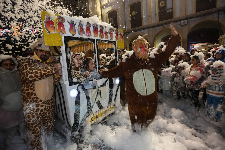 El Antroxu avilesino rinde homenaje al vecino continente del sur en un despliegue de originalidad y color en el que la carroza de 'Los Dioses de Ébano' fue la triunfadora
