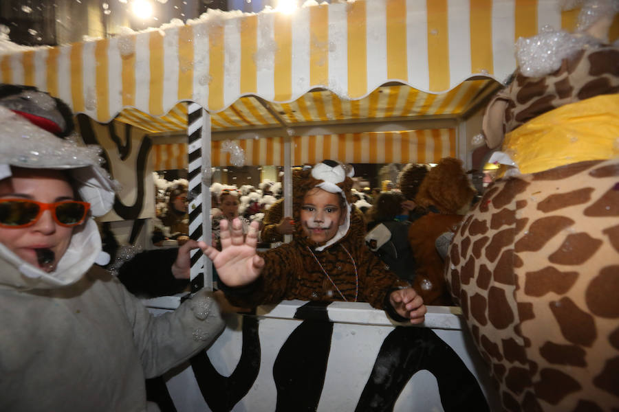 El Antroxu avilesino rinde homenaje al vecino continente del sur en un despliegue de originalidad y color en el que la carroza de 'Los Dioses de Ébano' fue la triunfadora