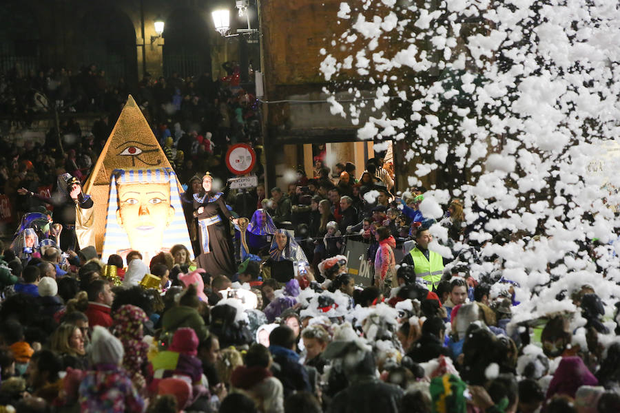 El Antroxu avilesino rinde homenaje al vecino continente del sur en un despliegue de originalidad y color en el que la carroza de 'Los Dioses de Ébano' fue la triunfadora