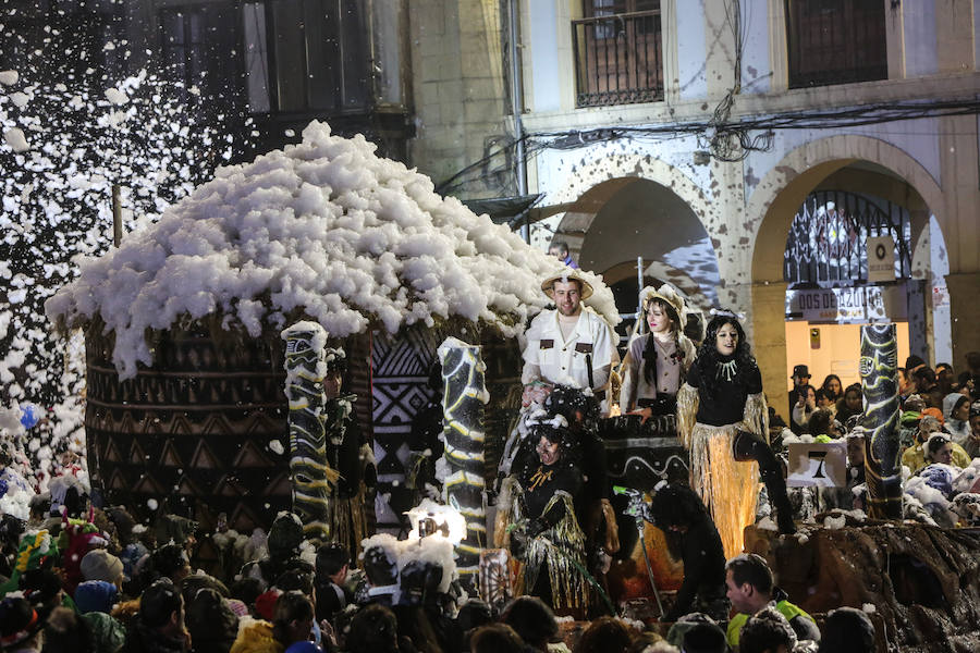 El Antroxu avilesino rinde homenaje al vecino continente del sur en un despliegue de originalidad y color en el que la carroza de 'Los Dioses de Ébano' fue la triunfadora
