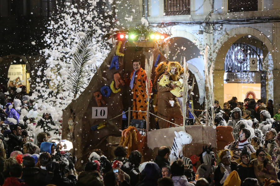 El Antroxu avilesino rinde homenaje al vecino continente del sur en un despliegue de originalidad y color en el que la carroza de 'Los Dioses de Ébano' fue la triunfadora