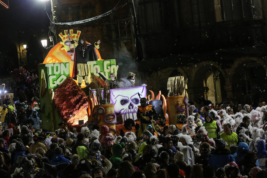 El Antroxu avilesino rinde homenaje al vecino continente del sur en un despliegue de originalidad y color en el que la carroza de 'Los Dioses de Ébano' fue la triunfadora
