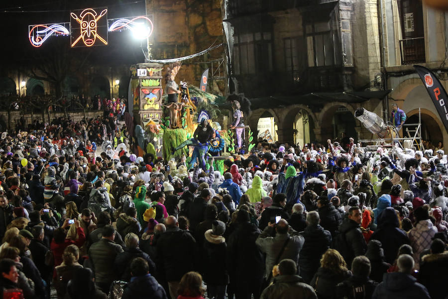 El Antroxu avilesino rinde homenaje al vecino continente del sur en un despliegue de originalidad y color en el que la carroza de 'Los Dioses de Ébano' fue la triunfadora