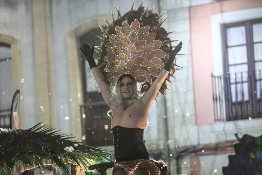 El Antroxu avilesino rinde homenaje al vecino continente del sur en un despliegue de originalidad y color en el que la carroza de 'Los Dioses de Ébano' fue la triunfadora