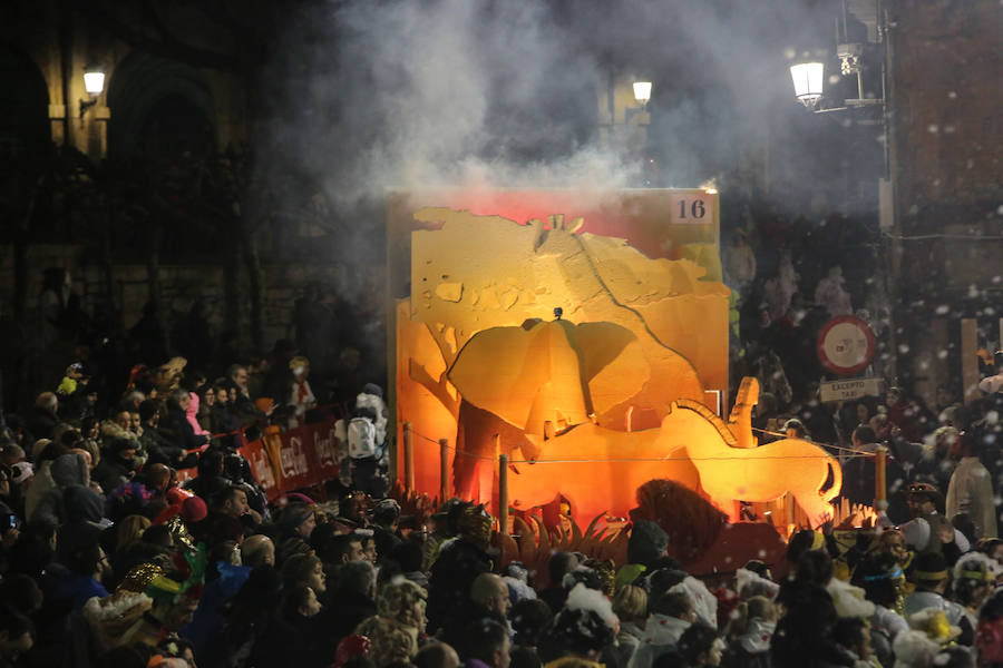 El Antroxu avilesino rinde homenaje al vecino continente del sur en un despliegue de originalidad y color en el que la carroza de 'Los Dioses de Ébano' fue la triunfadora