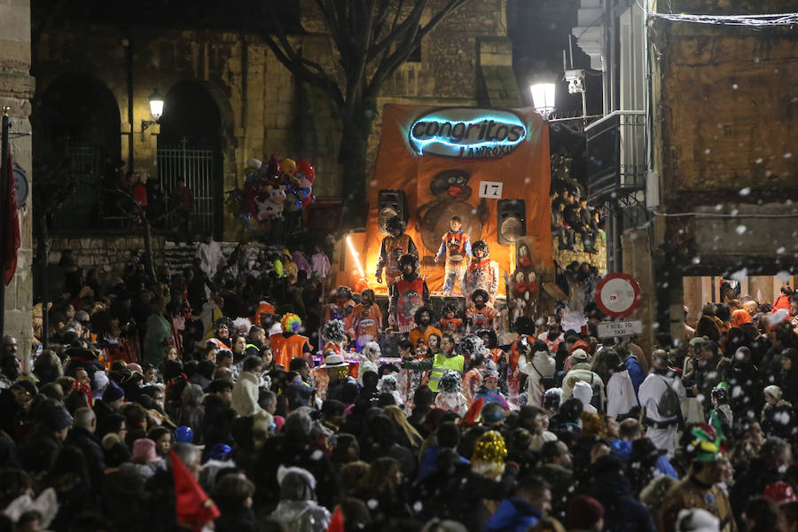 El Antroxu avilesino rinde homenaje al vecino continente del sur en un despliegue de originalidad y color en el que la carroza de 'Los Dioses de Ébano' fue la triunfadora