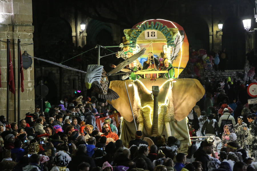 El Antroxu avilesino rinde homenaje al vecino continente del sur en un despliegue de originalidad y color en el que la carroza de 'Los Dioses de Ébano' fue la triunfadora