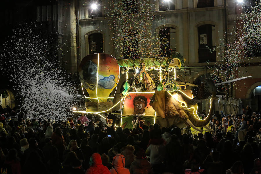 El Antroxu avilesino rinde homenaje al vecino continente del sur en un despliegue de originalidad y color en el que la carroza de 'Los Dioses de Ébano' fue la triunfadora