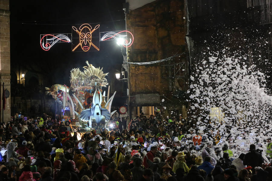 El Antroxu avilesino rinde homenaje al vecino continente del sur en un despliegue de originalidad y color en el que la carroza de 'Los Dioses de Ébano' fue la triunfadora