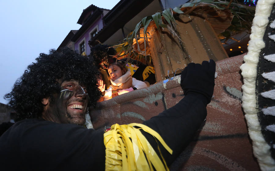 El Antroxu avilesino rinde homenaje al vecino continente del sur en un despliegue de originalidad y color en el que la carroza de 'Los Dioses de Ébano' fue la triunfadora