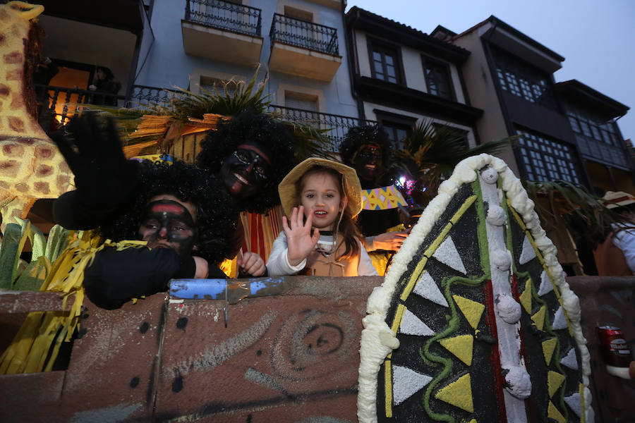 El Antroxu avilesino rinde homenaje al vecino continente del sur en un despliegue de originalidad y color en el que la carroza de 'Los Dioses de Ébano' fue la triunfadora