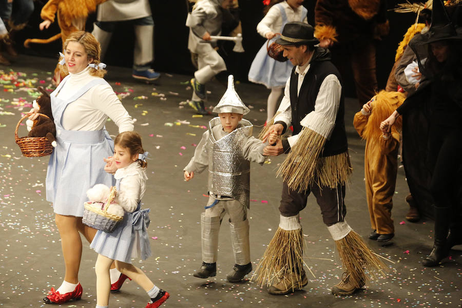 Los más pequeños de la casa ponen su originalidad y desparpajo sobre el escenario del Teatro Jovellanos un año más
