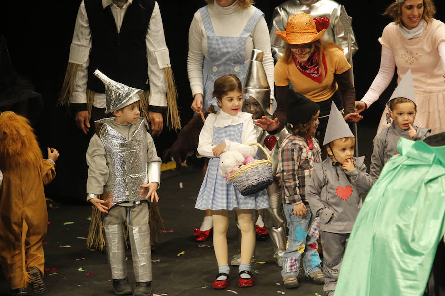 Los más pequeños de la casa ponen su originalidad y desparpajo sobre el escenario del Teatro Jovellanos un año más