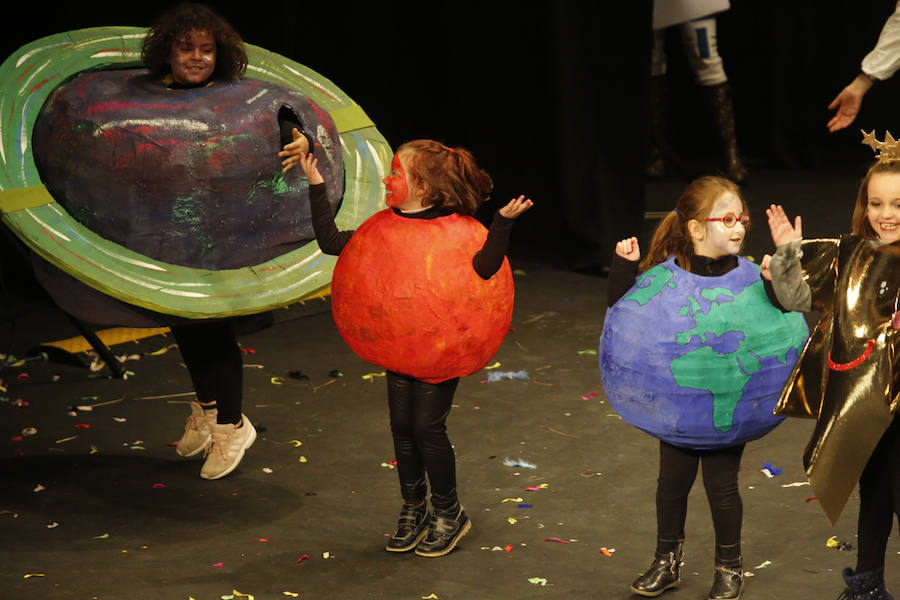 Los más pequeños de la casa ponen su originalidad y desparpajo sobre el escenario del Teatro Jovellanos un año más