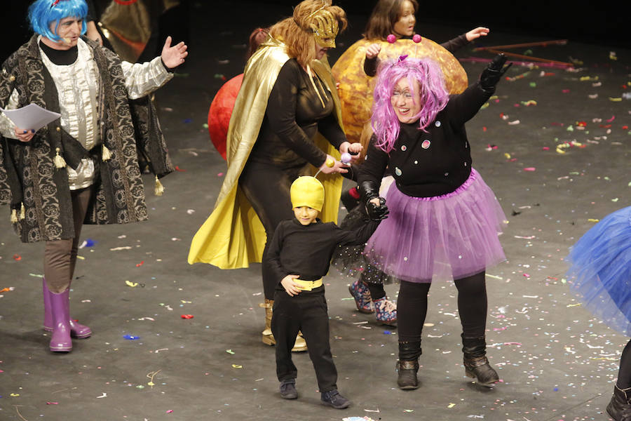 Los más pequeños de la casa ponen su originalidad y desparpajo sobre el escenario del Teatro Jovellanos un año más