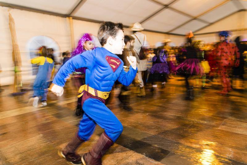 El carnaval de la localidad del oriente asturiano no pudo disfrutar del desfile infantil en la calle, pero eso no impidió la celebración bajo la carpa situada en la plaza Camila Beceña.