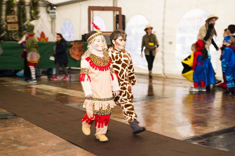 El carnaval de la localidad del oriente asturiano no pudo disfrutar del desfile infantil en la calle, pero eso no impidió la celebración bajo la carpa situada en la plaza Camila Beceña.