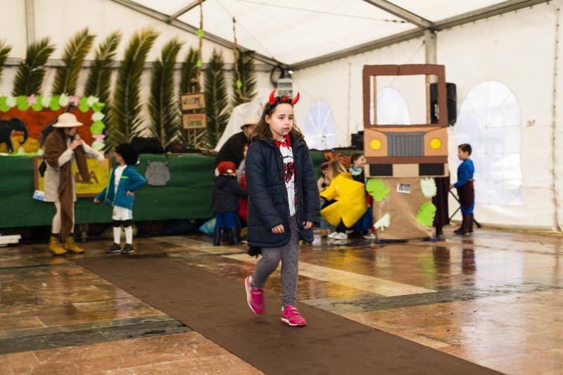 El carnaval de la localidad del oriente asturiano no pudo disfrutar del desfile infantil en la calle, pero eso no impidió la celebración bajo la carpa situada en la plaza Camila Beceña.
