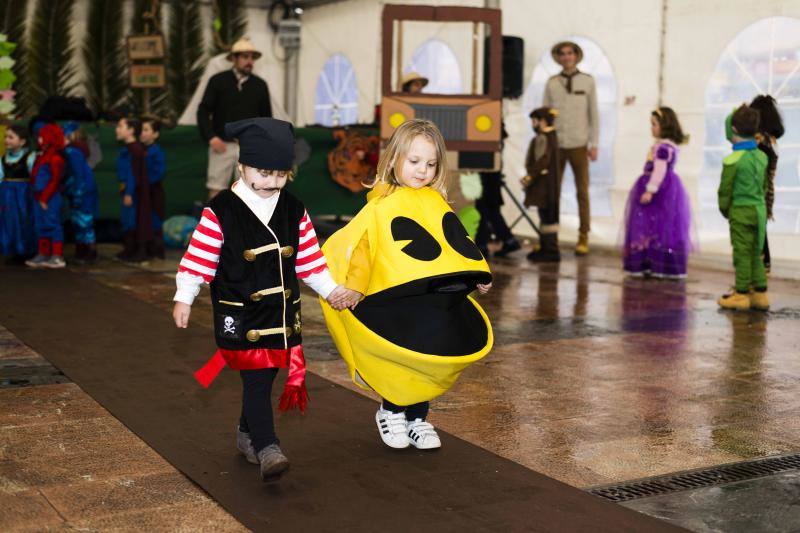 El carnaval de la localidad del oriente asturiano no pudo disfrutar del desfile infantil en la calle, pero eso no impidió la celebración bajo la carpa situada en la plaza Camila Beceña.