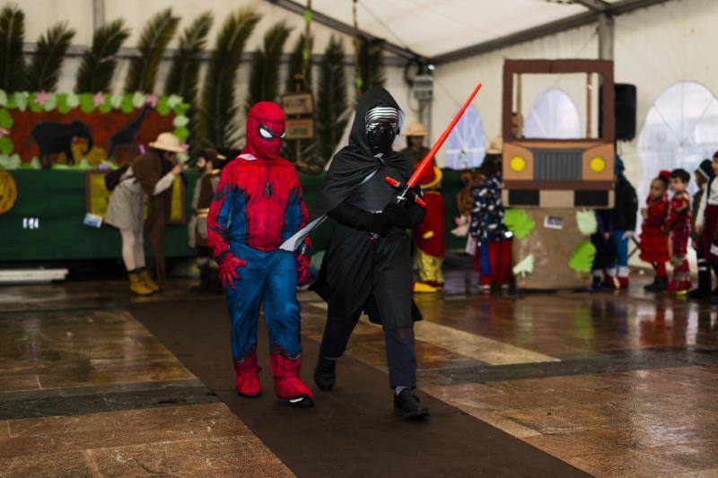El carnaval de la localidad del oriente asturiano no pudo disfrutar del desfile infantil en la calle, pero eso no impidió la celebración bajo la carpa situada en la plaza Camila Beceña.