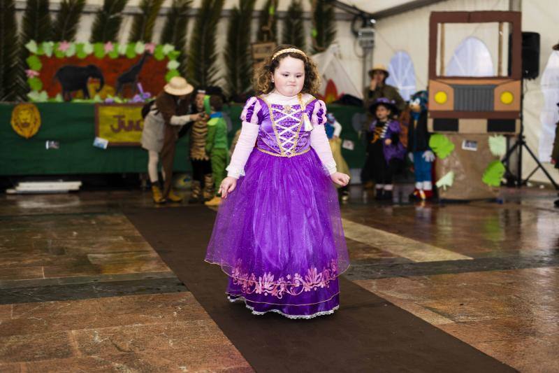 El carnaval de la localidad del oriente asturiano no pudo disfrutar del desfile infantil en la calle, pero eso no impidió la celebración bajo la carpa situada en la plaza Camila Beceña.