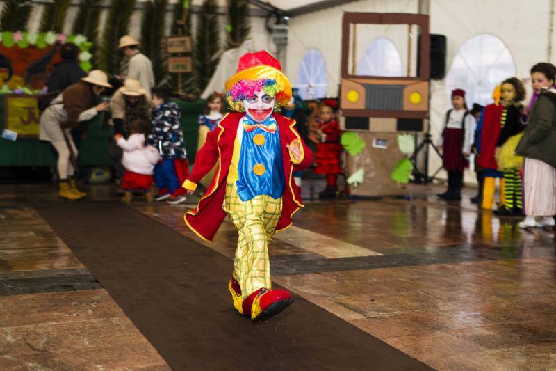 El carnaval de la localidad del oriente asturiano no pudo disfrutar del desfile infantil en la calle, pero eso no impidió la celebración bajo la carpa situada en la plaza Camila Beceña.