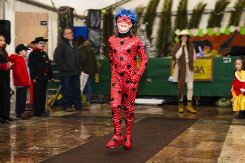 El carnaval de la localidad del oriente asturiano no pudo disfrutar del desfile infantil en la calle, pero eso no impidió la celebración bajo la carpa situada en la plaza Camila Beceña.