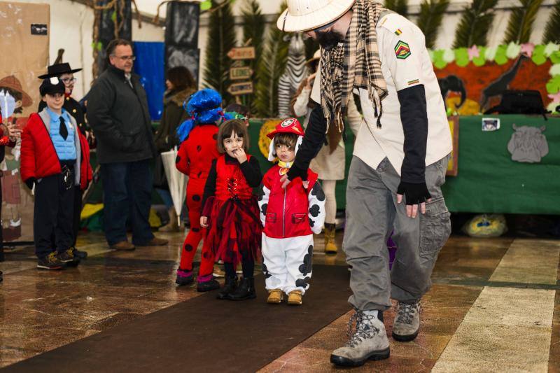 El carnaval de la localidad del oriente asturiano no pudo disfrutar del desfile infantil en la calle, pero eso no impidió la celebración bajo la carpa situada en la plaza Camila Beceña.
