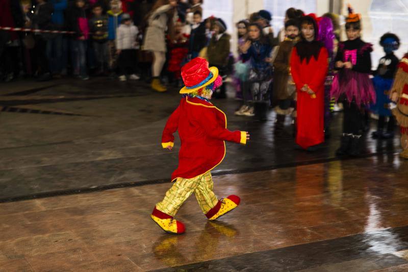 El carnaval de la localidad del oriente asturiano no pudo disfrutar del desfile infantil en la calle, pero eso no impidió la celebración bajo la carpa situada en la plaza Camila Beceña.