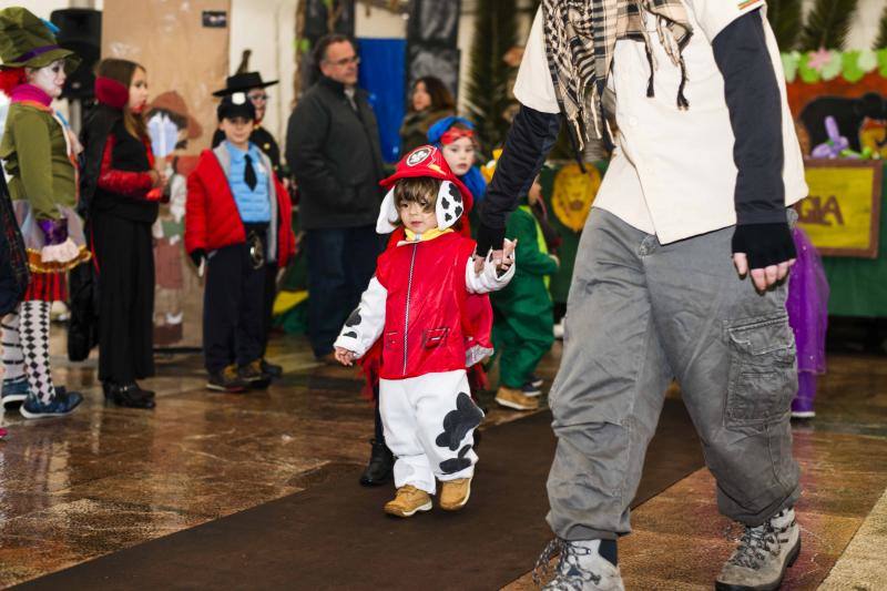 El carnaval de la localidad del oriente asturiano no pudo disfrutar del desfile infantil en la calle, pero eso no impidió la celebración bajo la carpa situada en la plaza Camila Beceña.