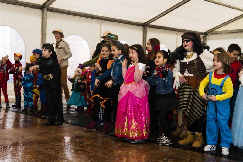 El carnaval de la localidad del oriente asturiano no pudo disfrutar del desfile infantil en la calle, pero eso no impidió la celebración bajo la carpa situada en la plaza Camila Beceña.