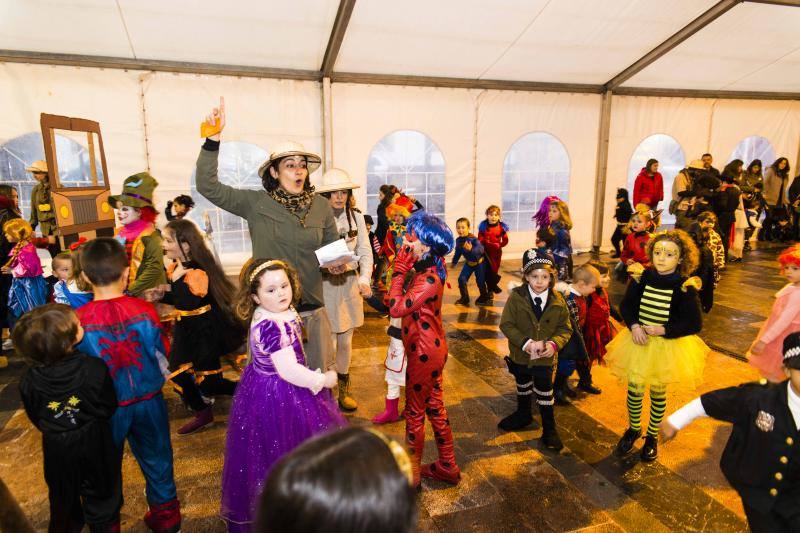 El carnaval de la localidad del oriente asturiano no pudo disfrutar del desfile infantil en la calle, pero eso no impidió la celebración bajo la carpa situada en la plaza Camila Beceña.