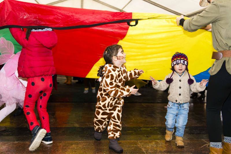 El carnaval de la localidad del oriente asturiano no pudo disfrutar del desfile infantil en la calle, pero eso no impidió la celebración bajo la carpa situada en la plaza Camila Beceña.