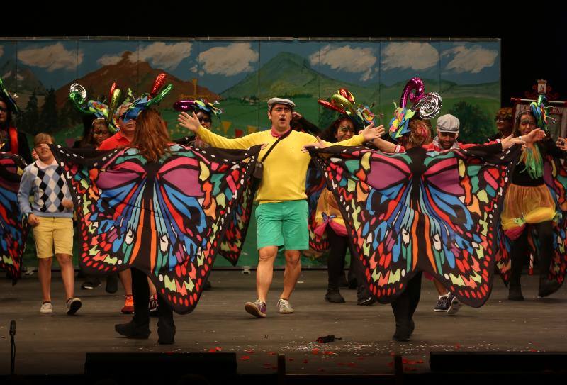 Los Gijonudos. Unas mariposas encantadas guiaron a una familia de turistas deslumbrándoles con la región. También hablaron de su veteranía -es la charanga más antigua de Gijón- y de gastronomía. «Ponte en pie coge el coche y ven, porque con Iberia difícil lo vas a tener», aludieron socarrones aludiendo a la falta de comunicación de Asturias.