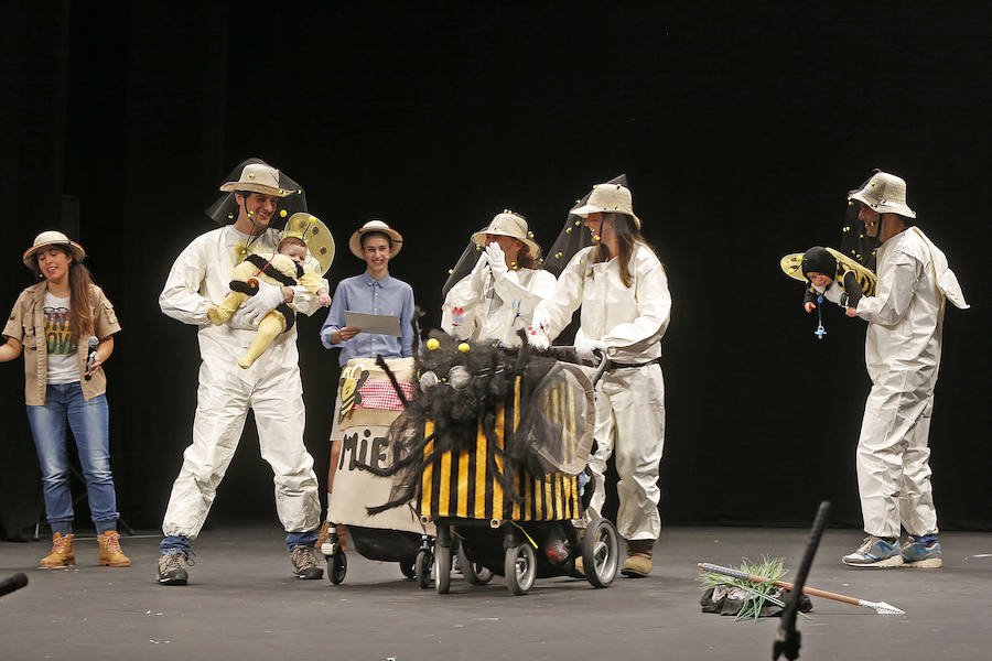 Familias y grupos de niños participan en el certamen para elegir cuál es el disfraz más orgininal, el 'más simpáticu' y la familia más antroxera.