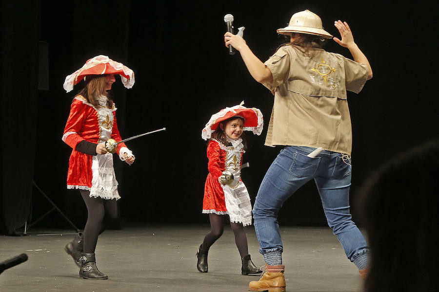 Familias y grupos de niños participan en el certamen para elegir cuál es el disfraz más orgininal, el 'más simpáticu' y la familia más antroxera.