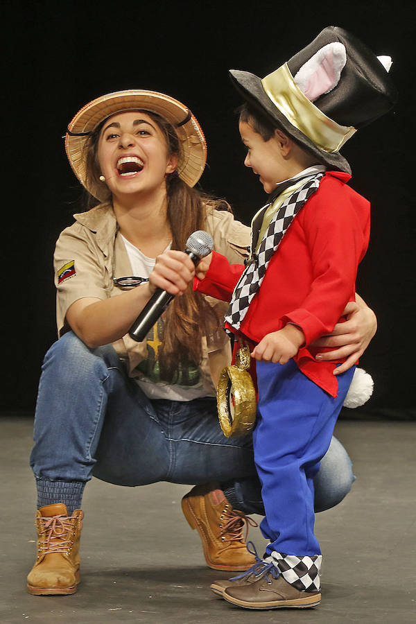 Familias y grupos de niños participan en el certamen para elegir cuál es el disfraz más orgininal, el 'más simpáticu' y la familia más antroxera.