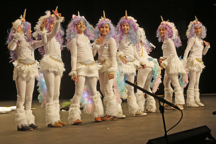 Familias y grupos de niños participan en el certamen para elegir cuál es el disfraz más orgininal, el 'más simpáticu' y la familia más antroxera.