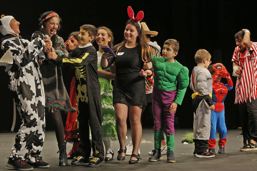 Familias y grupos de niños participan en el certamen para elegir cuál es el disfraz más orgininal, el 'más simpáticu' y la familia más antroxera.