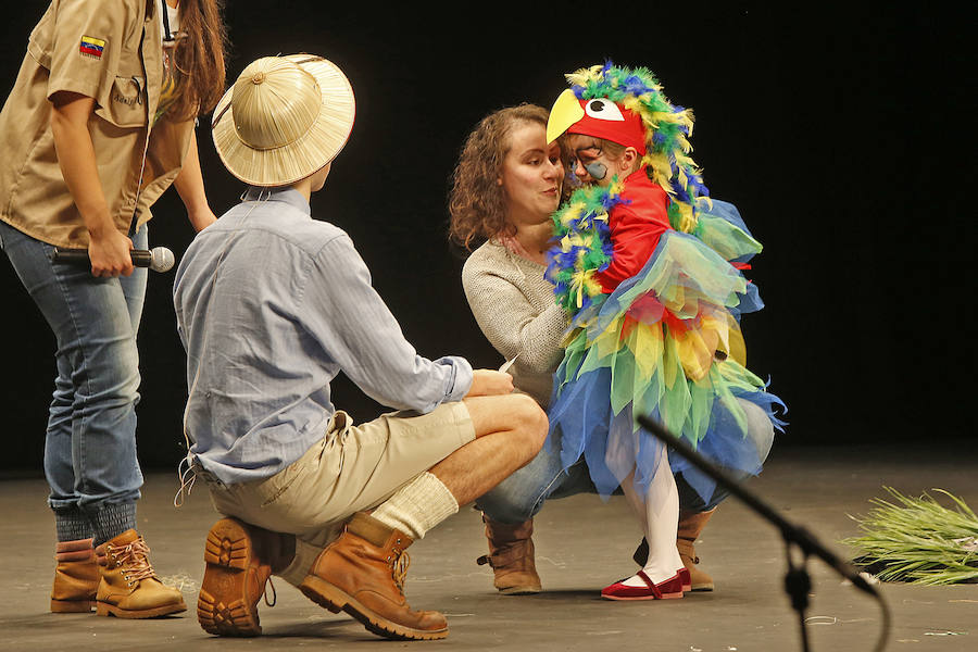 Familias y grupos de niños participan en el certamen para elegir cuál es el disfraz más orgininal, el 'más simpáticu' y la familia más antroxera.