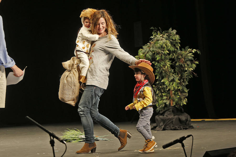 Familias y grupos de niños participan en el certamen para elegir cuál es el disfraz más orgininal, el 'más simpáticu' y la familia más antroxera.