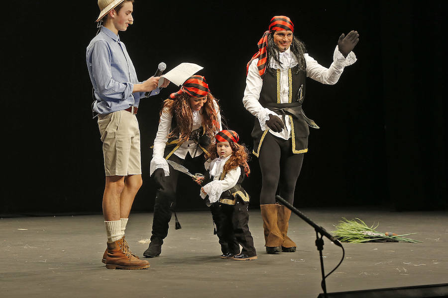 Familias y grupos de niños participan en el certamen para elegir cuál es el disfraz más orgininal, el 'más simpáticu' y la familia más antroxera.