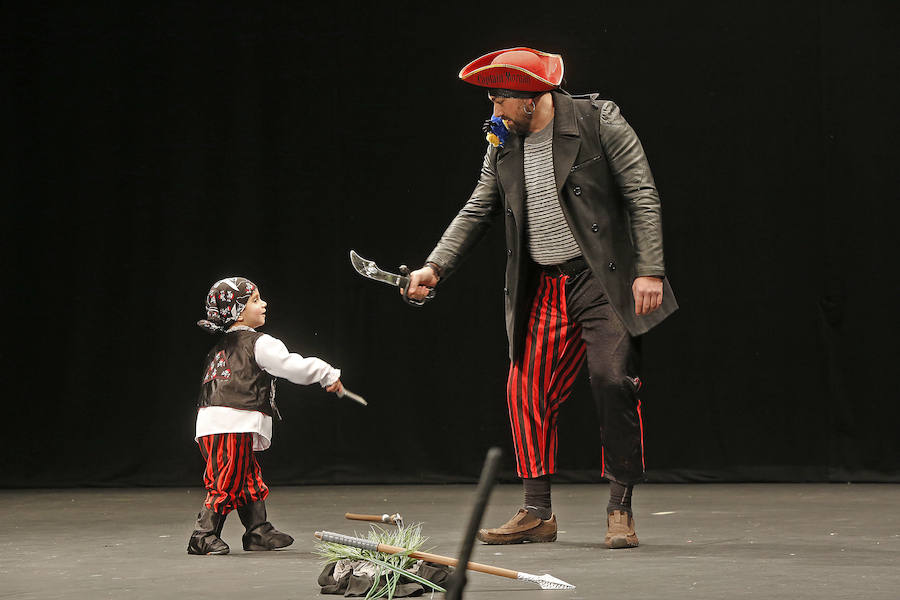 Familias y grupos de niños participan en el certamen para elegir cuál es el disfraz más orgininal, el 'más simpáticu' y la familia más antroxera.