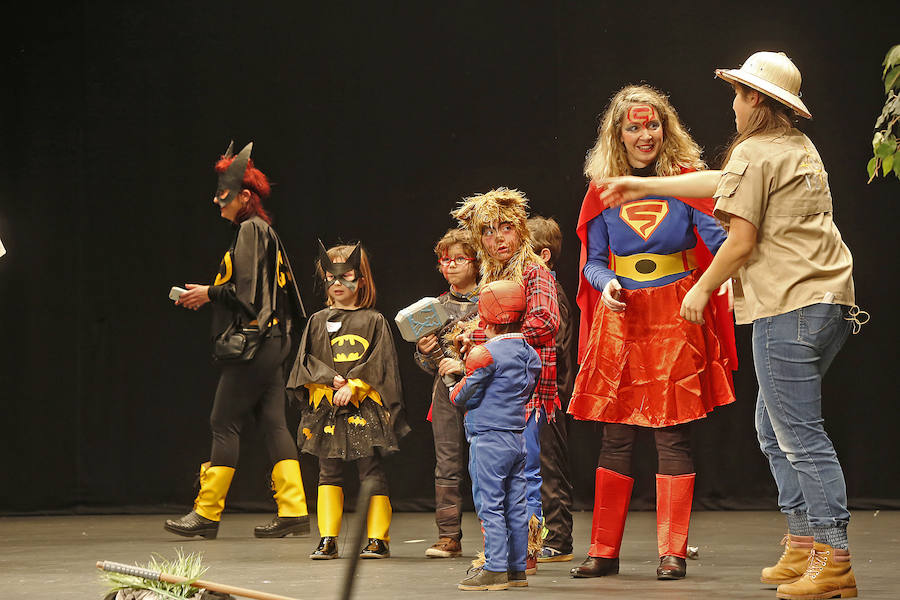Familias y grupos de niños participan en el certamen para elegir cuál es el disfraz más orgininal, el 'más simpáticu' y la familia más antroxera.