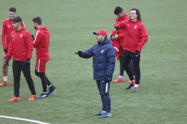 José Alberto, a la derecha, da indicaciones a sus jugadores durante un entrenamiento. 